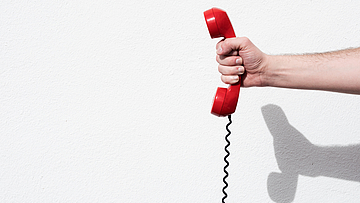Mit dem Telefon wichtige Kontakte wie Notruf oder Patientenberatung erreichen.