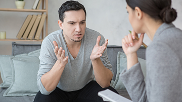 Ein Mann und eine Frau diskutieren ob sie wegen ihrer Erkrankung einer Selbsthilfegruppe beitreten sollten.
