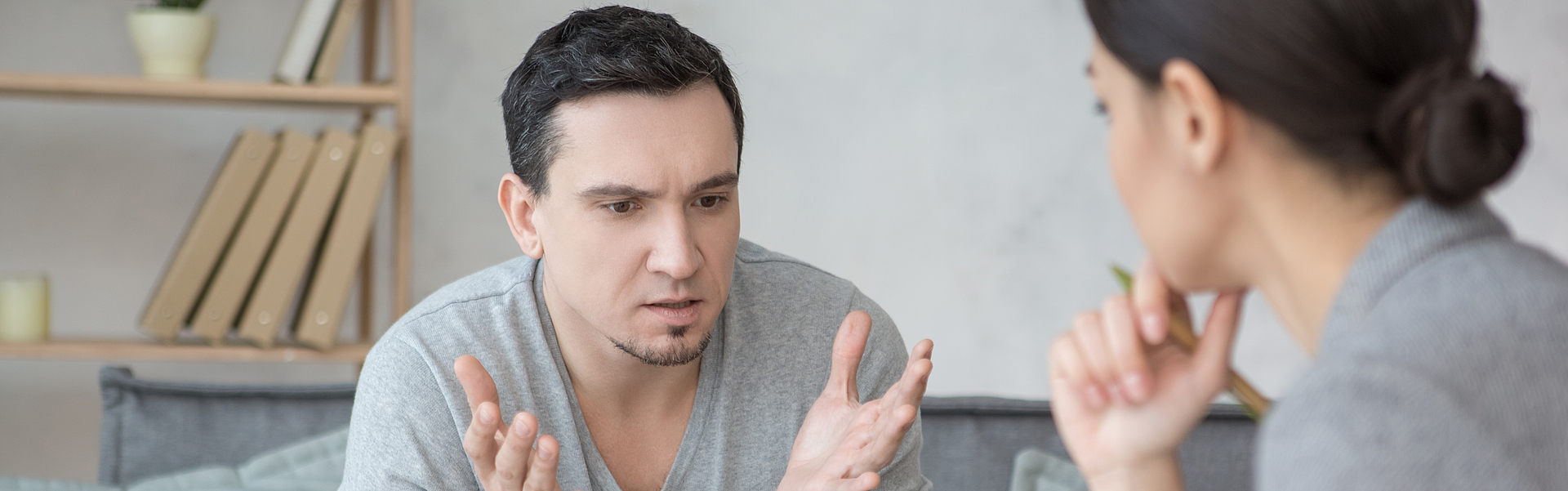 Ein Mann und eine Frau diskutieren ob sie wegen ihrer Erkrankung einer Selbsthilfegruppe beitreten sollten.