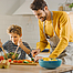  Vater und Sohn bereiten ein gesundes Abendessen vor