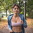 Junge Frau joggt im Wald.