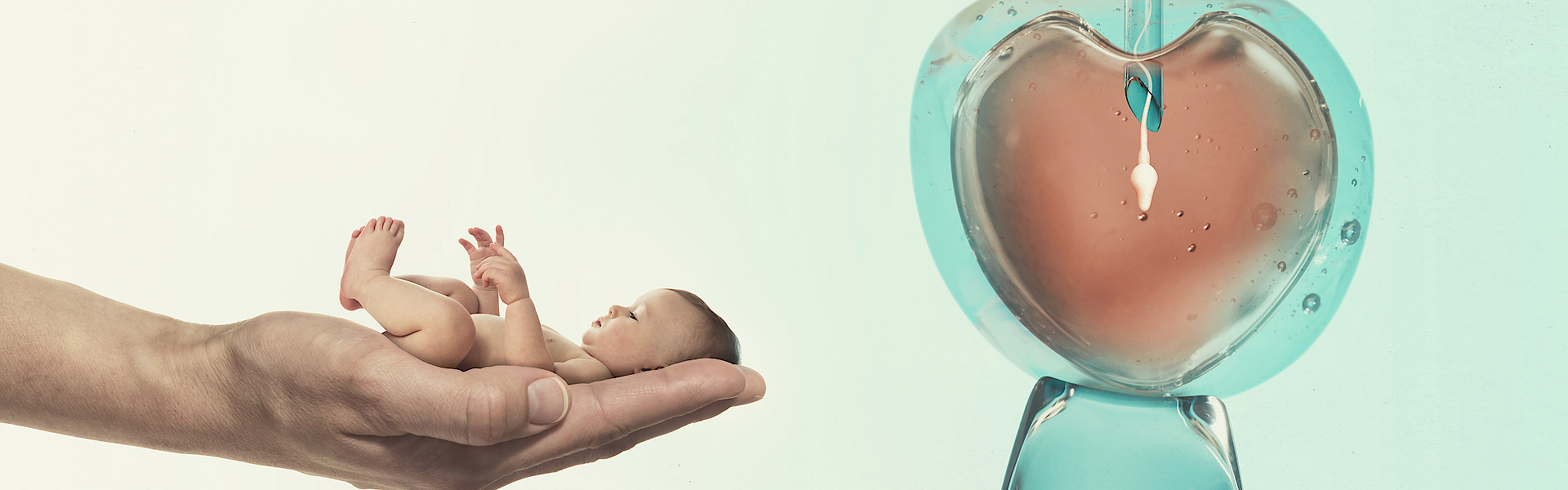 Auf einer vergrößerten Handfläche liegt ein Baby, ein Herz in einer Blase hängt an einem Band.