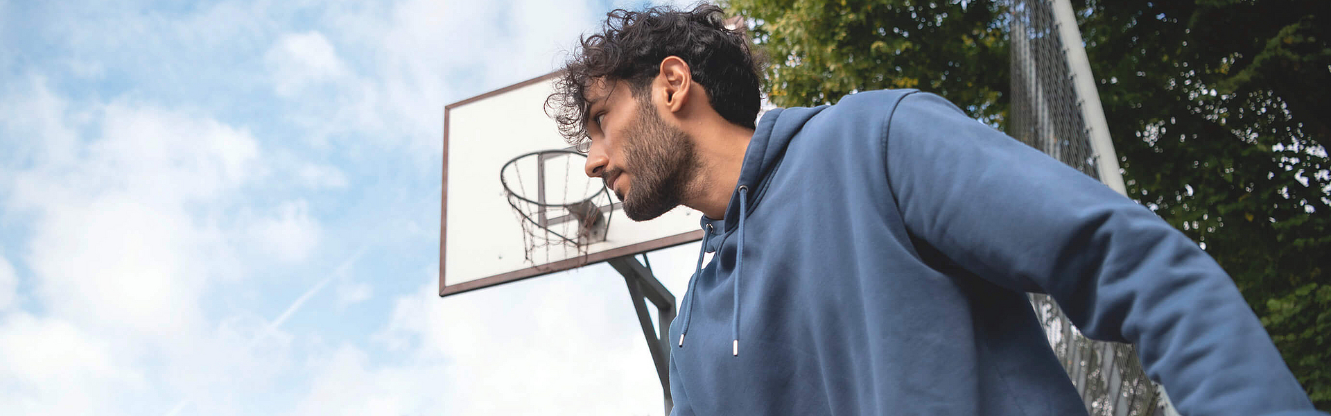 Ein Mann spielt Basketball. Er hat den Vorteilsrechner der mhplus ausprobiert und eine Vielzahl von Leistungen entdeckt.