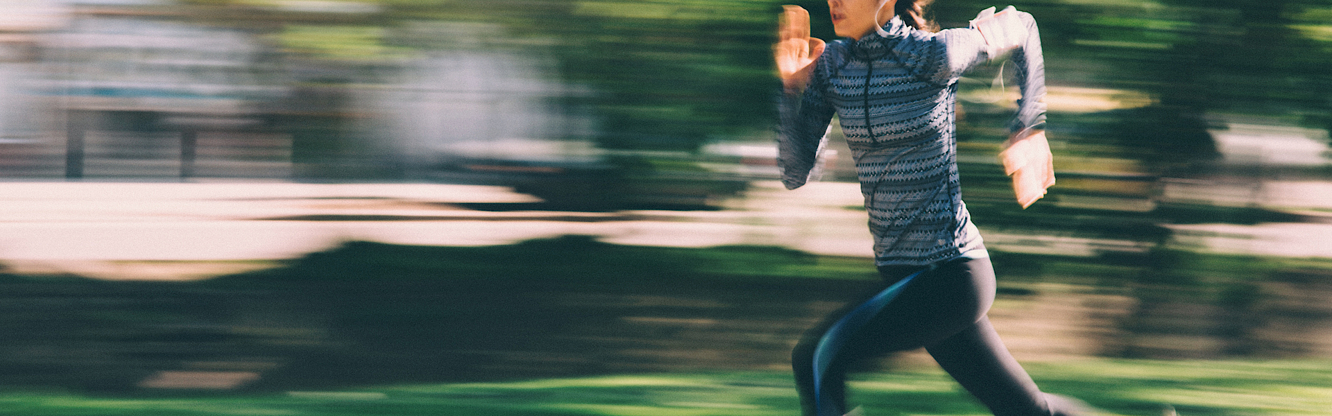 Frau joggt sehr schnell im Wald, sie macht Intervalltraining