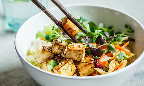 Tofusalat in der Schüssel.