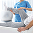 Arzt arbeitet mit Patient im Krankenhaus, Nahaufnahme. Rehabilitationsphysiotherapie.