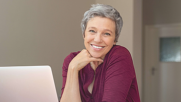 Ältere Frau bekommt Unterstützung in Form der Übernahme ihrer Fahrkosten.