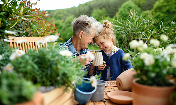 Oma und Kind sind gemeinsam im Garten.