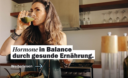 Ältere Frau trinkt Smoothie