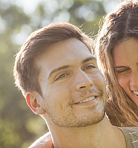 Das Paar möchte demnächst verreisen und benötigt noch Reiseschutzimpfungen.