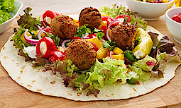Frische Falafel mit Salat und Radieschen 
