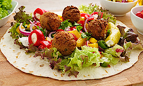 Frische Falafel mit Salat und Radieschen 