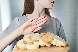 Ein Mädchen weigert sich Weißbrot zu essen. Sie verträgt es nicht.