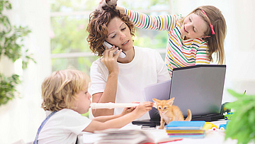 Mutter telefoniert und die Kinder versuchen zu stören.