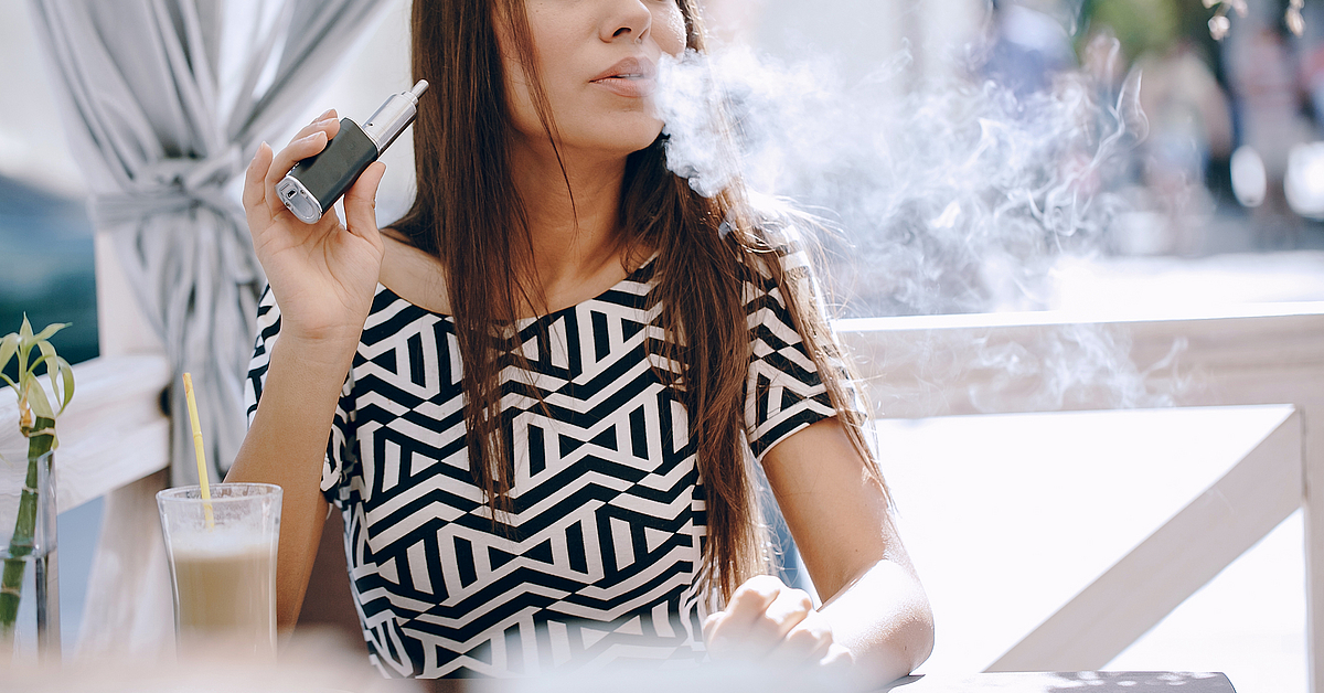ist einmal vapen schlimm 😙💨 Hast du schon mal an einer Vape gezogen? . 🍑🍪🍋Der Vape-Hype ebbt  nicht ab. Das liegt neben dem bunten Marketing auch an den süßen Aromen.  Der leckere Geschmack überdeckt so das main image 1