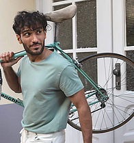  Ein junger Mann trägt sein Fahrrad. Er ist bei der mhplus versichert und findet das Leistungen nach seinen Bedürfnissen angeboten werden.