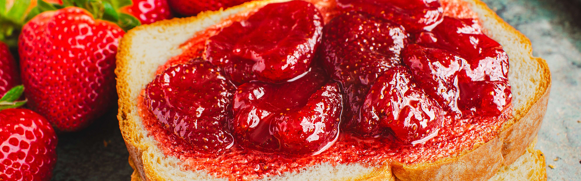 Toast mit Marmelade auf einem Teller