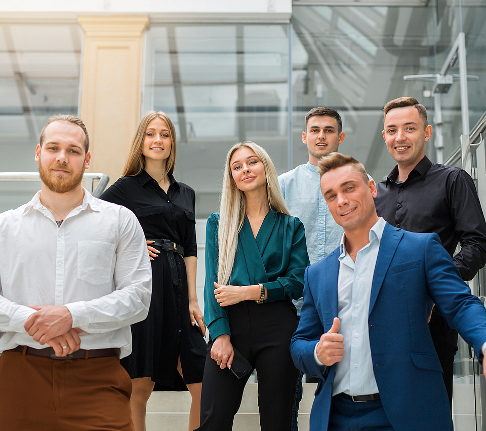 Eine Gruppe junger Menschen möchte bei der mhplus arbeiten. Bei Interesse können Sie sich über das Stellenportal bewerben.