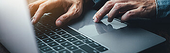 Verwendung von computer.hand-Schreibnachricht auf Keyboard-Laptop-Chat Freund-Suche Informationen aus Internet während der Arbeit an Computer-Konzept für Geräte Kontakt-Kommunikation Geschäftsleute