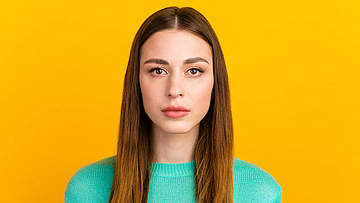 junge Frau vor gelben Hintergrund