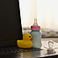 Schnuller am Laptop und Babyflasche. Arbeiten in einem Dekret. Konzept des Mutterschaftsurlaubs.