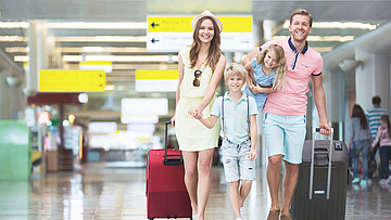 Eine Familie fliegt in den Urlaub. Sie haben sich über den Krankenversicherungsschutz im Ausland informiert und die nötigen Schritte unternommen.