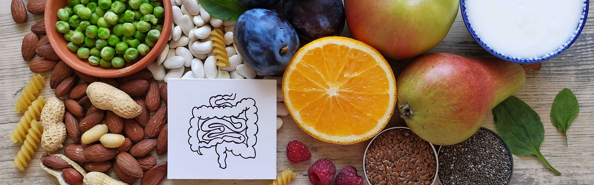 Einige Lebensmittel, mit denen sich eine gesunde Darmflora aufbauen lässt, liegen auf einem Tisch