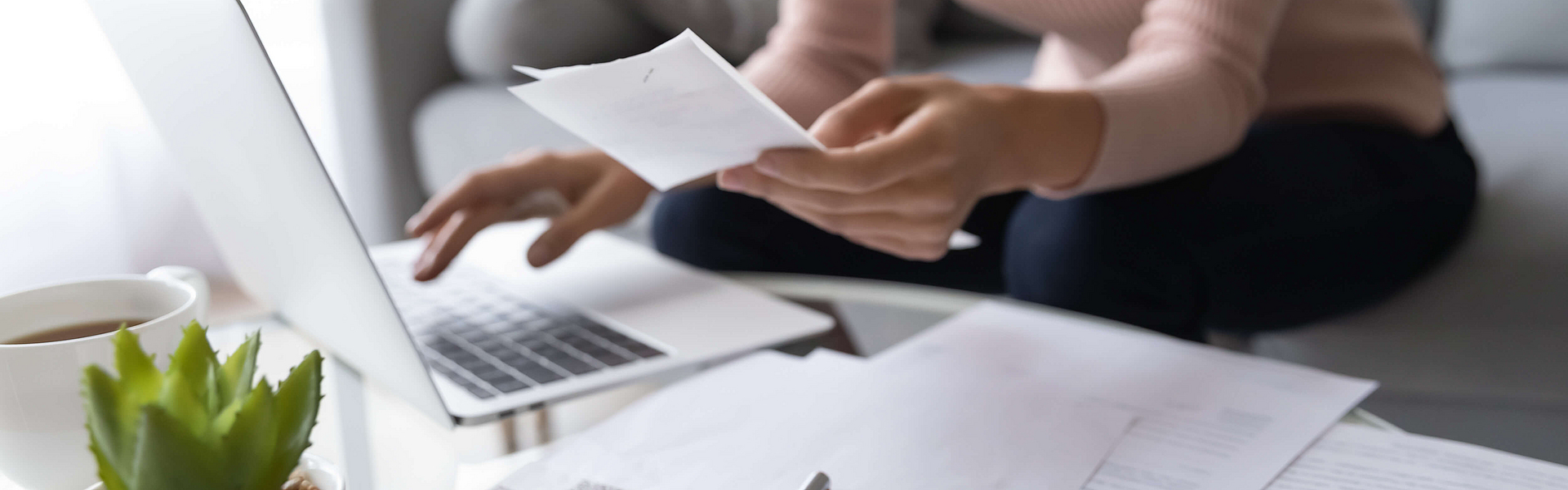 Nahaufnahme der wirtschaftlichen Arbeit von Frauen auf Laptop zu Hause zahlen Rechnungen Steuern auf Gadget online, voraussichtliche Frauen berechnen Ausgaben für Maschine, planen Familienbudget auf Computer